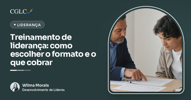 Capa em verde escuro com a marca CGLC e o título Treinamento de liderança. Um homem de cabelo grisalho aponta para uma folha sobre a mesa enquanto um jovem, ao lado, olha o papel.