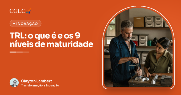 Capa em laranja com a marca CGLC, o selo Inovação e o título TRL: o que é e os 9 níveis de maturidade, assinada por Clayton Lambert. Numa oficina com prateleiras de caixas, um homem grisalho de camisa azul-escura mede uma peça de alumínio com um instrumento de medição, enquanto uma mulher de camisa verde-oliva acompanha a leitura com as mãos apoiadas na bancada.