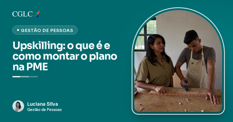 Capa em verde-azulado com a marca CGLC, o selo Gestão de Pessoas e o título Upskilling: o que é e como montar o plano na PME. Numa marcenaria, um jovem de avental usa uma plaina numa tábua sobre a bancada, enquanto a gestora, ao lado dele, observa e aponta a borda da madeira.